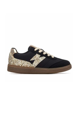 Zapatilla negra con suela marrón, cordones beige y detalles dorados con purpurina en el lateral y el talón, mostrada en vista lateral derecha.