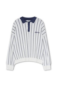 Suéter blanco con rayas verticales en navy, cuello tipo polo, tapeta de tres botones y puños de canalé. Logo "Kaotiko" bordado en la parte frontal.