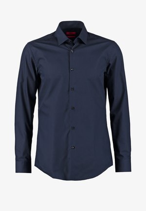 Marineblaue langärmlige Knopf-Down-Bluse aus glattem Stoff, mit einem klassischen Kragen, dezentem Schimmer und schwarzen Knöpfen zum Verschließen.
