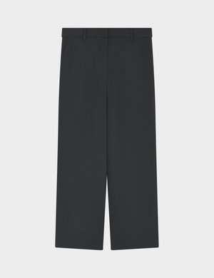 Svarte bukser med vide ben, beltehemper, flat front og uten synlige lommer vist på lys grå bakgrunn.