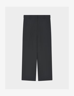 Svarte bukser med vide ben, beltehemper, flat front og uten synlige lommer vist på lys grå bakgrunn.