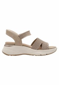 Sandale beige avec des brides en mesh et une semelle intérieure rembourrée. Comprend un talon compensé et une semelle extérieure texturée pour la traction. Design léger.