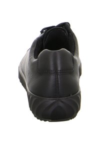 Černá kožená bota s kulatým podpatkem, strukturovanou gumovou podrážkou s dekorativními prvky. Jednoduchý design s nízkým svrškem a bez viditelného kovového spojení.