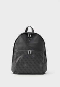 Juodas kuprinė, pagaminta iš tekstūruotos sintetinės medžiagos, su priekyje esančia zip užtrauktuko kišene, puošta logotipo raštu, sidabriniais metaliniais elementais ir viršutine rankena.