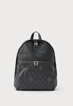 Mochila preta feita de material sintético texturizado, com um bolso frontal com fecho e um padrão de logótipos, ferragens prateadas e uma pega no topo.