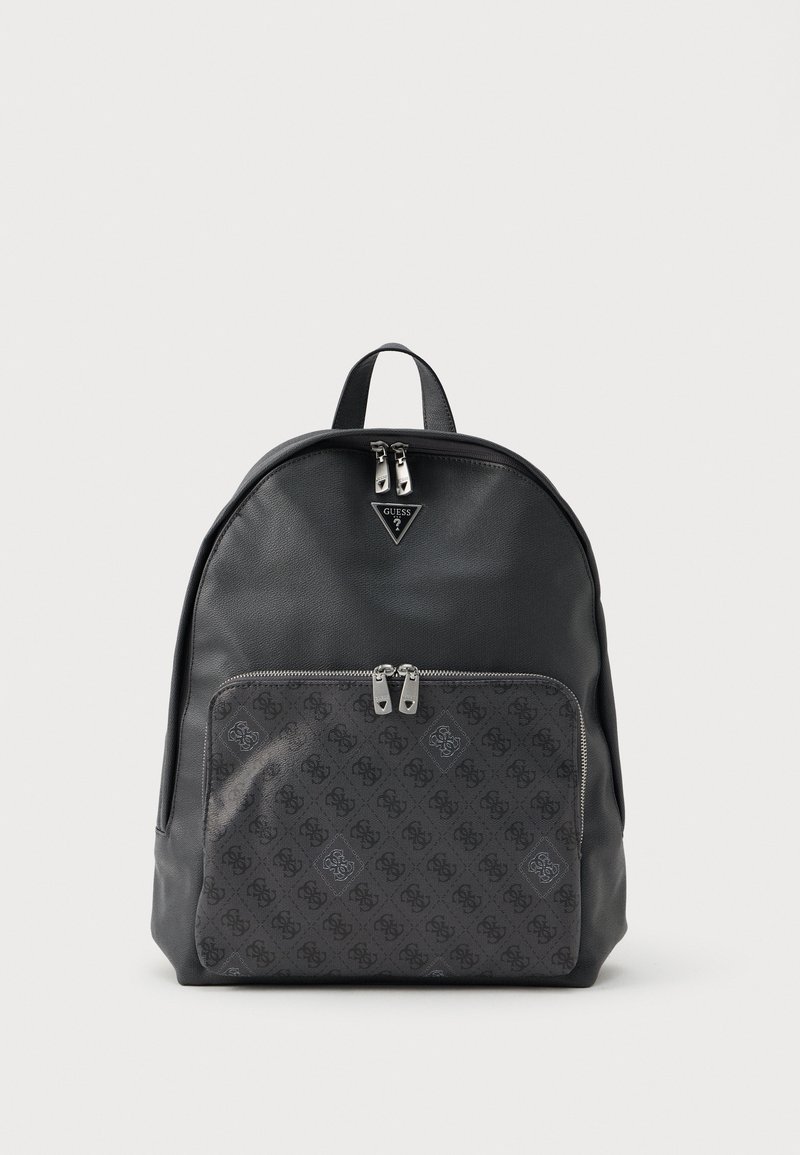 Juodas kuprinė, pagaminta iš tekstūruotos sintetinės medžiagos, su priekyje esančia zip užtrauktuko kišene, puošta logotipo raštu, sidabriniais metaliniais elementais ir viršutine rankena.