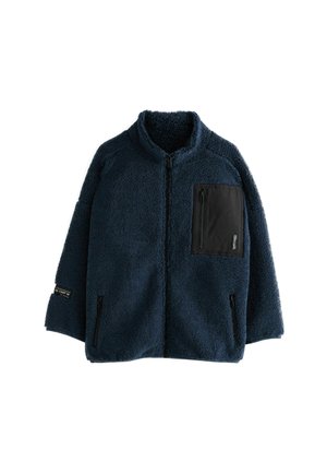 Dunkelblaue Fleecejacke mit durchgehendem Frontreißverschluss, schwarzem Reißverschluss-Brusttasche, zwei seitlichen Reißverschlusstaschen und kleinem schwarzen Patch am linken Ärmel.