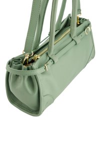 Grüne Lederhandtasche mit strukturiertem Finish, goldfarbener Hardware, doppelten Trägern und einem Reißverschlussverschluss. Kompakte Form mit gerafften Details.