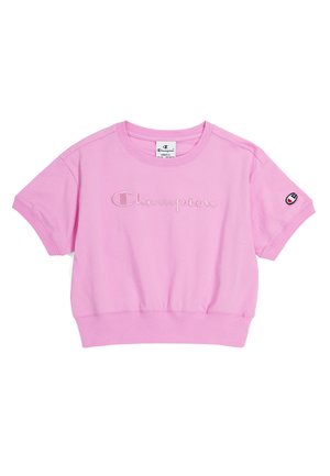 Różowa krótka koszulka Champion z krótkimi rękawami, haftowanym logo na piersi i małą naszywką z logo na lewym rękawie.