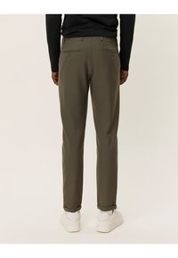 Olivově zelené kalhoty s rovným střihem, které mají dvě zadní kapsy se zapínáním na knoflíky. Materiál vypadá hladce, lehce.