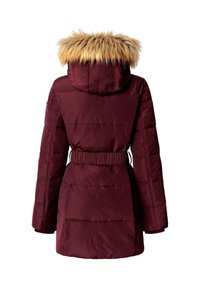 Chaqueta acolchada burdeos con capucha de pelo sintético, cintura ajustada y mangas largas. Diseño acolchado con costuras horizontales y bolsillos.