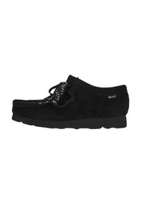Fekete velúr cipő lapos talppal, fűzős részletekkel és kerek orral. Oldalán GORE-TEX címke található vízállóságért.