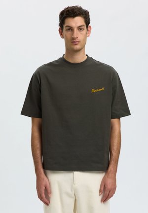Selected, SLMRELAXEMERY GRAPHIC SS O-NECK TEE - T-shirt basic - peat