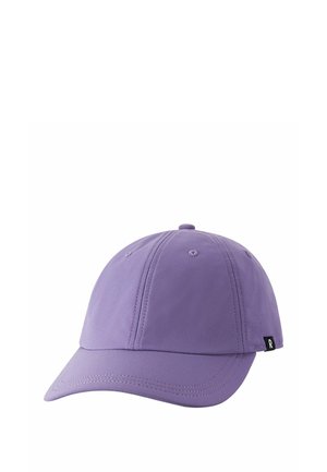 Cappellino da baseball viola lavanda con sei pannelli, visiera curva, prese d'aria cucite e una piccola etichetta nera sul lato.