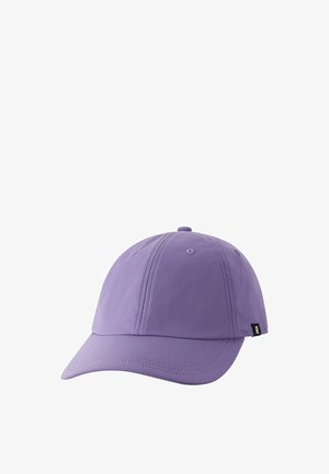 Cappellino da baseball viola lavanda con sei pannelli, visiera curva, prese d'aria cucite e una piccola etichetta nera sul lato.
