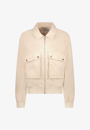 Lichtbeige bomberjack met ritssluiting aan de voorkant, twee grote borstzakken, elastische boorden en een gladde, licht glanzende textuur.