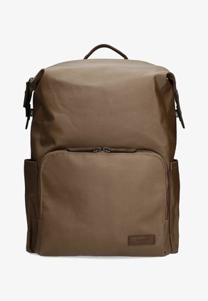 Zaino rettangolare marrone con tasca frontale con zip, tasche laterali, manico superiore e spallacci regolabili.