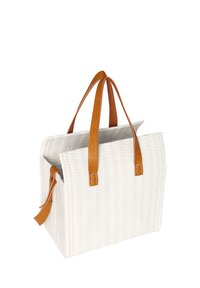 Borsa tote intrecciata bianca con manici in pelle marrone e apertura superiore. Presenta una superficie testurizzata con un logo discreto sul davanti.