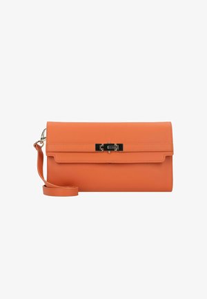 Bolso de mano de cuero naranja con solapa y cierre magnético, que presenta un acento de hardware en tono plateado y una correa de hombro desmontable.