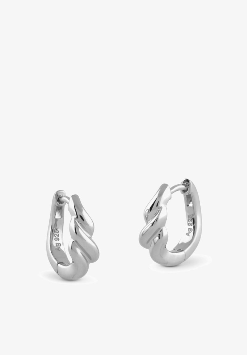 Orecchini a cerchio in argento sterling con un design intrecciato. Texture liscia, finitura lucida e chiusura a scatto sicura.