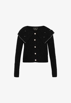 Juodas mezgimo kardiganas su trumpu dizainu, turintis didelį apykaklę ir perlų tipo sagas. Dekoratyviniai kalnų krištolo akmenys puošia apykaklę.