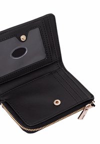 Portafoglio in pelle nera con chiusura a zip, finestra per documento d'identità, dettagli in metallo dorato e cuciture sulle estremità esterne.