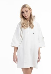 Rochie supradimensionată albă cu glugă, cu mâneci scurte, șnururi ajustabile și un accent decorativ pe mânecă.