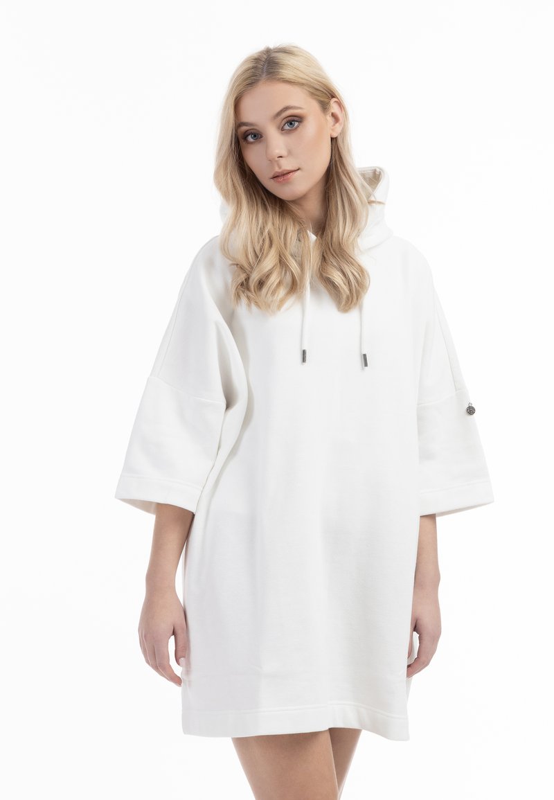Rochie supradimensionată albă cu glugă, cu mâneci scurte, șnururi ajustabile și un accent decorativ pe mânecă.