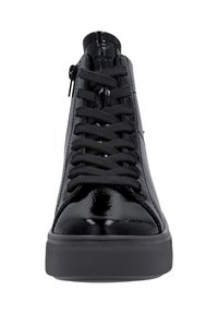 Basket haute en cuir verni noir avec lacets noirs et semelle en caoutchouc, vue de face sur fond blanc.