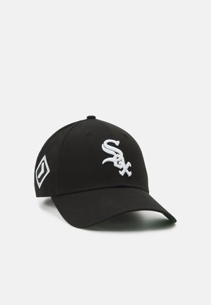 Schwarze Baseballmütze mit weißem gesticktem Logo und schrägem weißen Patch an der Seite. Verfügt über einen gebogenen Schirm und eine strukturierte Krone.