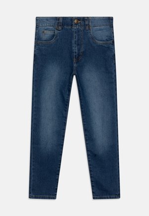 Mørkeblå denim jeans med fem lommer, kobbernitte accenter og lige ben. Har lynlåsgylp og en mærkebrandet taljebånd.