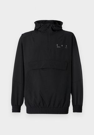 Giacca pullover nera con cappuccio, mezzo zip, polsini e vita elasticizzati. Presenta una tasca frontale e un dettaglio logo stampato sul petto.