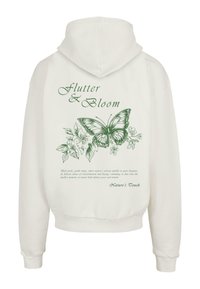 Weißer Hoodie mit grünem Schmetterling und floralem Design auf dem Rücken, mit dem Text "Flutter & Bloom" und "Nature's Touch." Weicher Stoff, normale Passform.