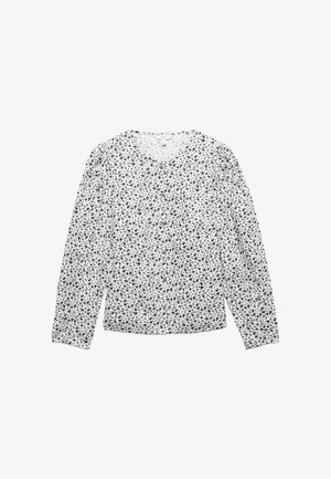 Bílá halenka s dlouhým rukávem a černým květinovým potiskem, kulatým výstřihem, nabíranými rameny a zapínáním vpředu na hnědé knoflíky.