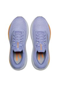 Svetlo vijolični atletski čevlji z zračno mrežasto zgornjo plastjo, oranžnimi detajli in oblazinjenim podplatom. Imajo zapiranje na vezalke in detajle logotipa.