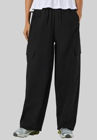 Crne cargo hlače s ležernim krojem, elasti�čnim pojasom i više bočnih džepova, izrađene od mekog, laganog materijala.