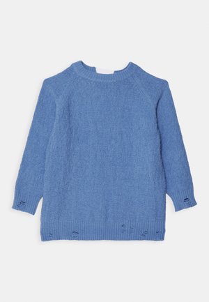 Blå strikket genser med rund hals, lange raglanermer, teksturert stoff og slitte detaljer ved nederkant og mansjetter.