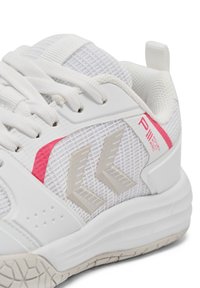 Weißer Sportschuh mit einem strukturierten Mesh-Obermaterial, rosa und grauen Akzenten, gepolstertem Schaft und einer Gummisohle mit einem gemusterten Profil.