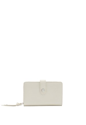 Kompaktowy beżowy skórzany portfel z zatrzaskiem i komorą na zamek, z małym okrągłym metalowym logo na przodzie.