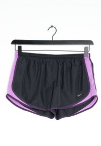 Černé sportovní šortky s fialovými bočními panely, elastickým pasem a zaobleným lemováním. Na přední dolní levé straně je logo Nike.