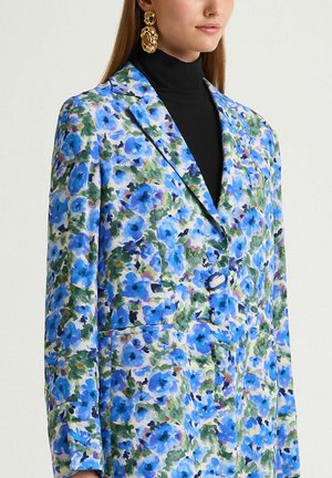 Blazer floreale realizzato in tessuto con fiori blu e viola su sfondo chiaro, con una sola bottone e revers a incavo.