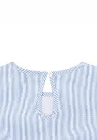 Gestreifte Bluse mit blauen und weißen vertikalen Streifen, die an der Rückseite einen Schlitz mit einem weißen Knopf hat. Weicher, leichter Stoff.