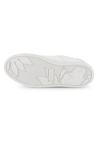 Semelle de sneaker blanche avec une surface texturée, présentant des motifs de feuilles et d'animaux en relief. Bord renforcé pour plus de durabilité et de traction.