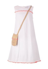 Valkoinen hihaton mekko, jossa on teksturoitu kangas, ja hemme ja kaula-aukoissa on vaaleanpunaisen ja vihreän pompomin reunus; mukana pieni beige olkalaukku.