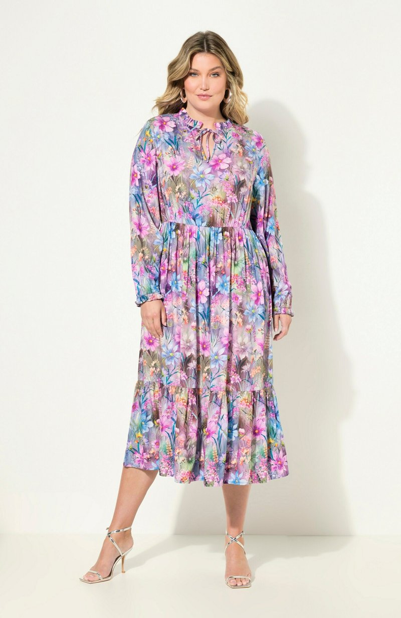 Blumige Maxikleid aus leichtem Stoff mit einem Rüschensaum. Mit langen Ärmeln, einem Bindekragen und lebhaften Mustern in Rosa, Lila und Grün.