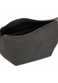 Borsa a tracolla in pelle grigia scura con una superficie liscia, dotata di chiusura con zip e dettagli di cucitura discreti lungo i lati.