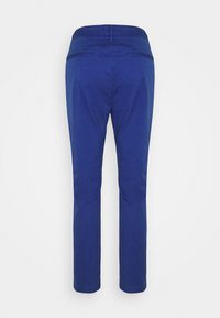 Pantalon en coton bleu à coupe droite. Il est doté de deux poches arrière et d'une texture lisse, offrant un design épuré et simple.