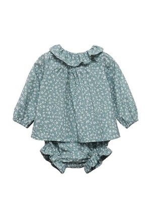 Zelené květinové šaty s volánkovým výstřihem a dlouhými rukávy, doplněné o sladěné kalhotky s měkkou texturou látky a jemnou elastickou páskou.