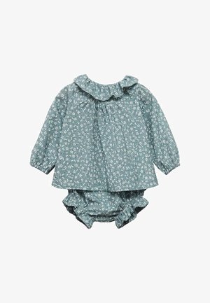 Zielona sukienka w kwiaty z falbankowym kołnierzykiem i długimi rękawami, w zestawie z dopasowanymi bloomersami, wykonana z miękkiego, teksturowanego materiału z delikatną elastyczną gumką.