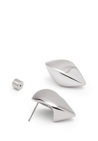 Silvermetallörhängen i en abstrakt bladsform; slät yta med en polerad finish. Inkluderar en cylindrisk stud och baksidan.